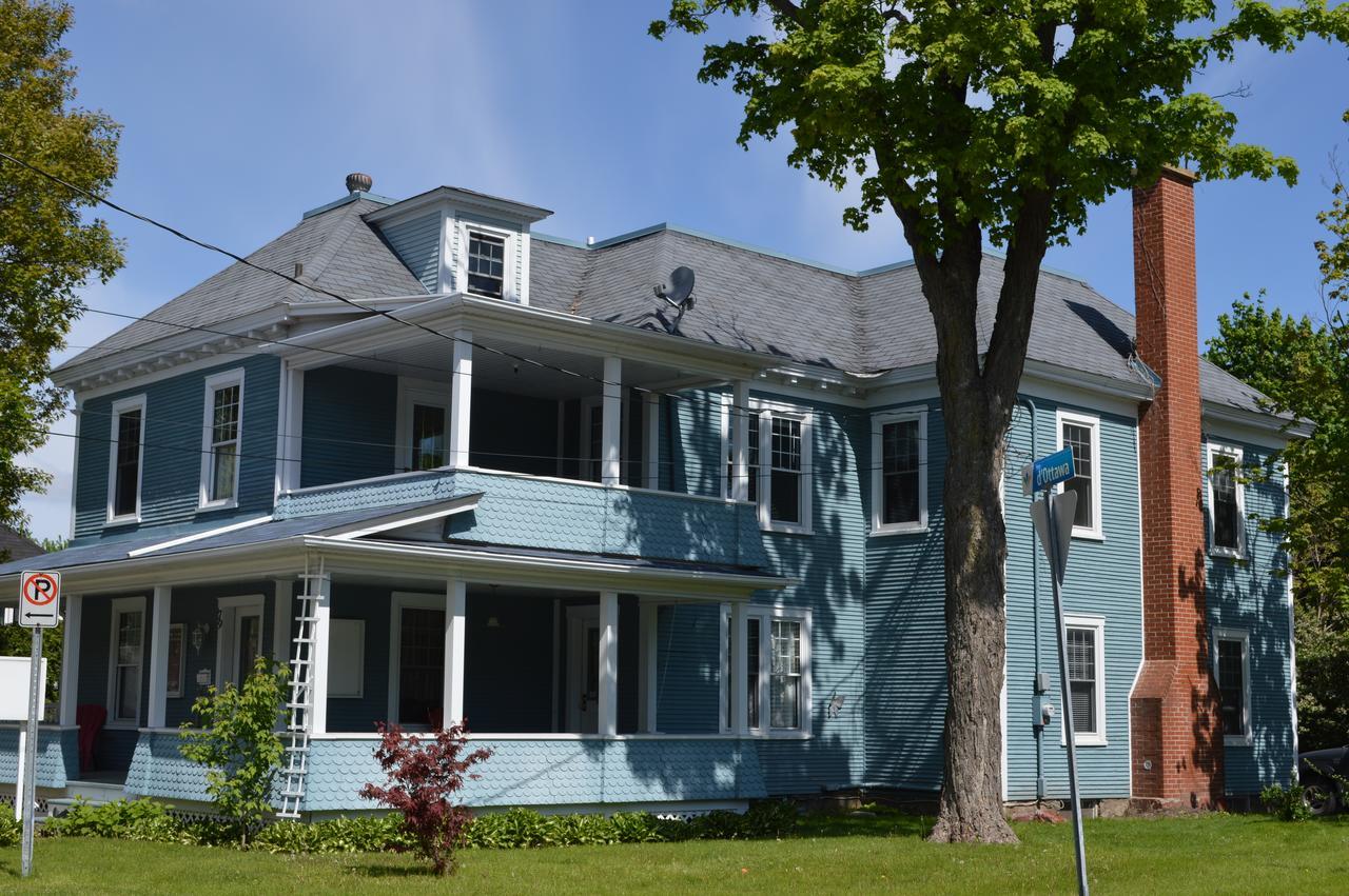 La Maison Collins B&B Granby Exterior photo