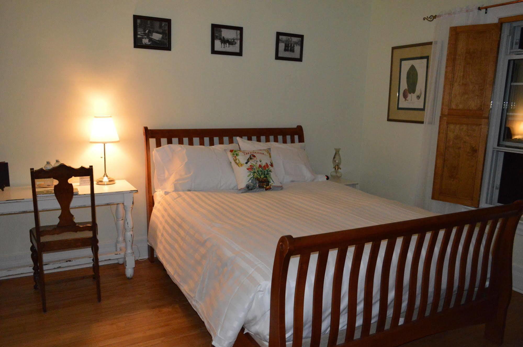 La Maison Collins B&B Granby Exterior photo