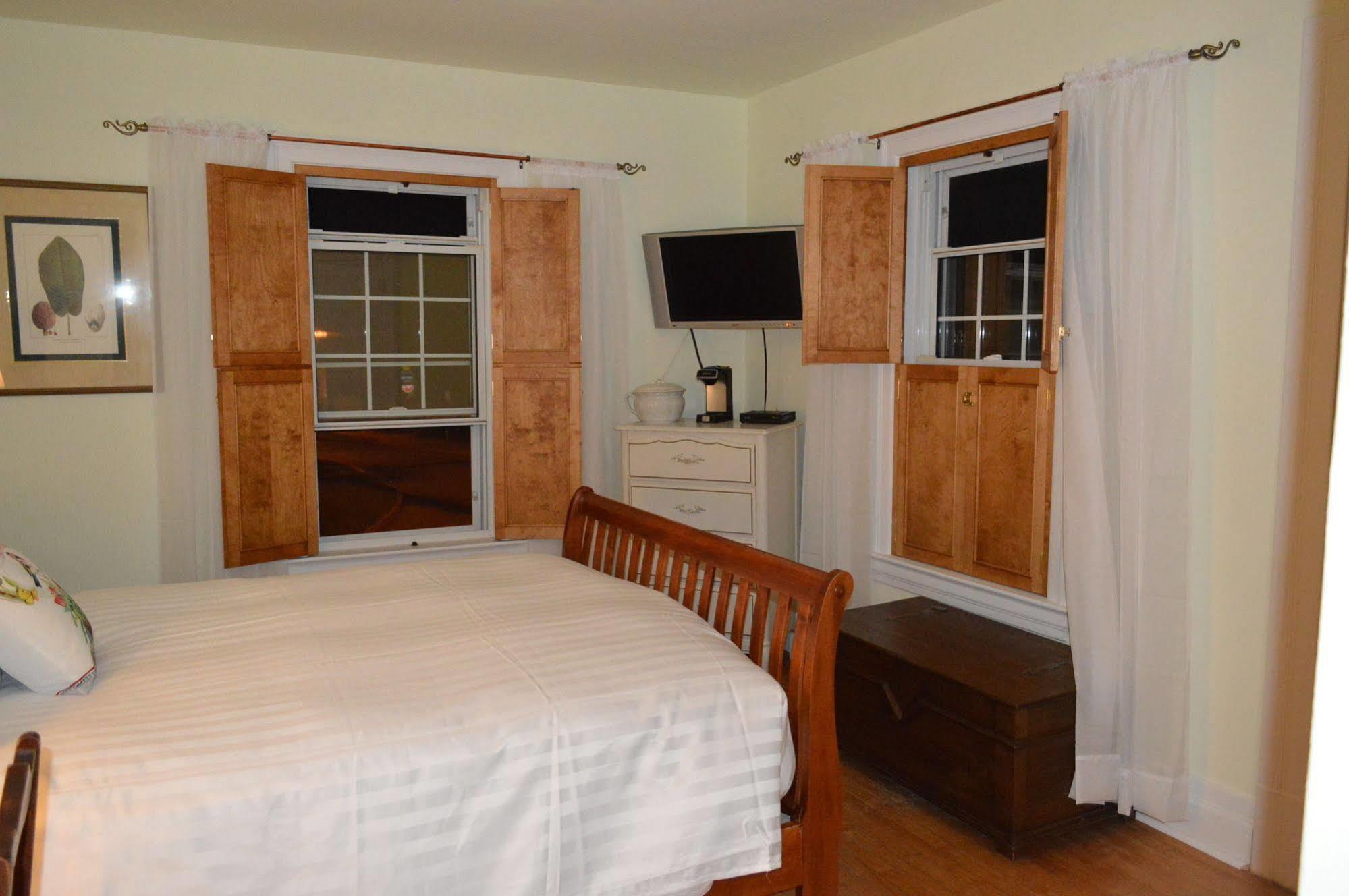 La Maison Collins B&B Granby Exterior photo