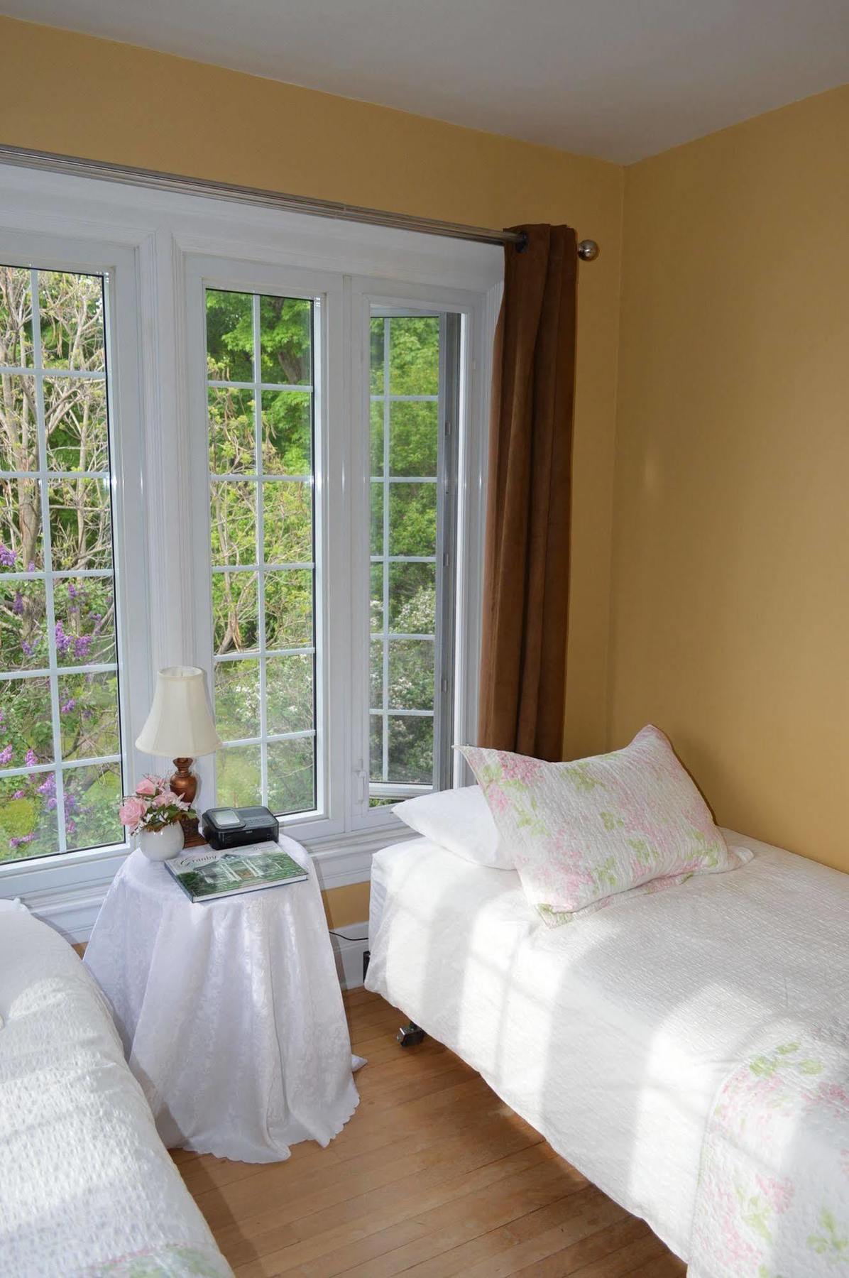La Maison Collins B&B Granby Exterior photo