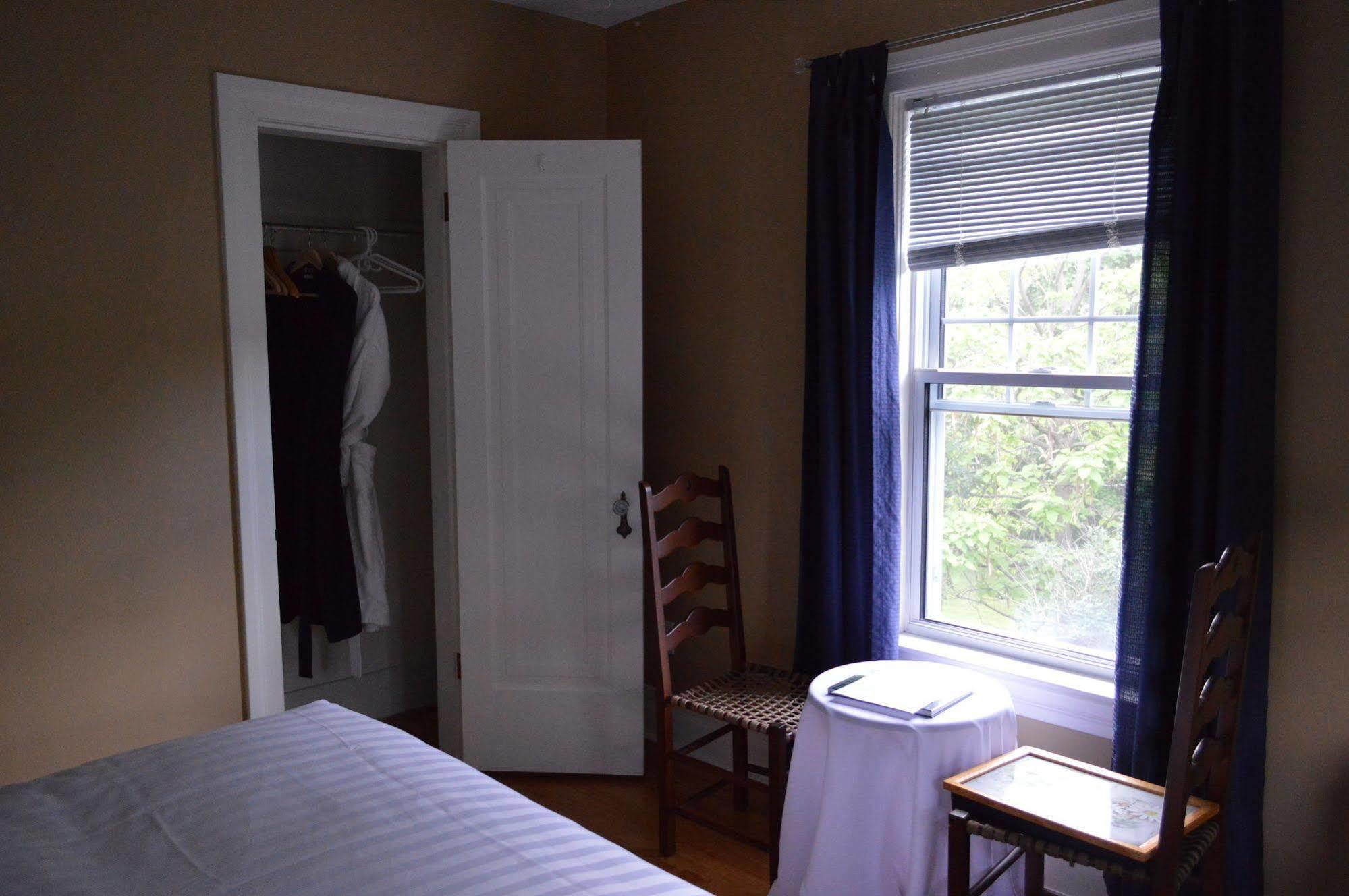 La Maison Collins B&B Granby Exterior photo